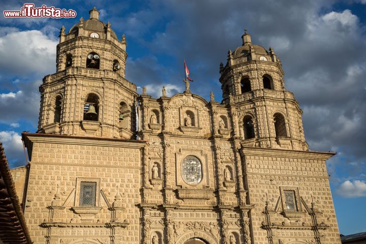 Immagine Panorama della chiesa La Merced al tramonto a Cajamarca, Perù. Si presenta con una facciata riccamente decorata e impreziosita da sculture - © Christian Vinces / Shutterstock.com