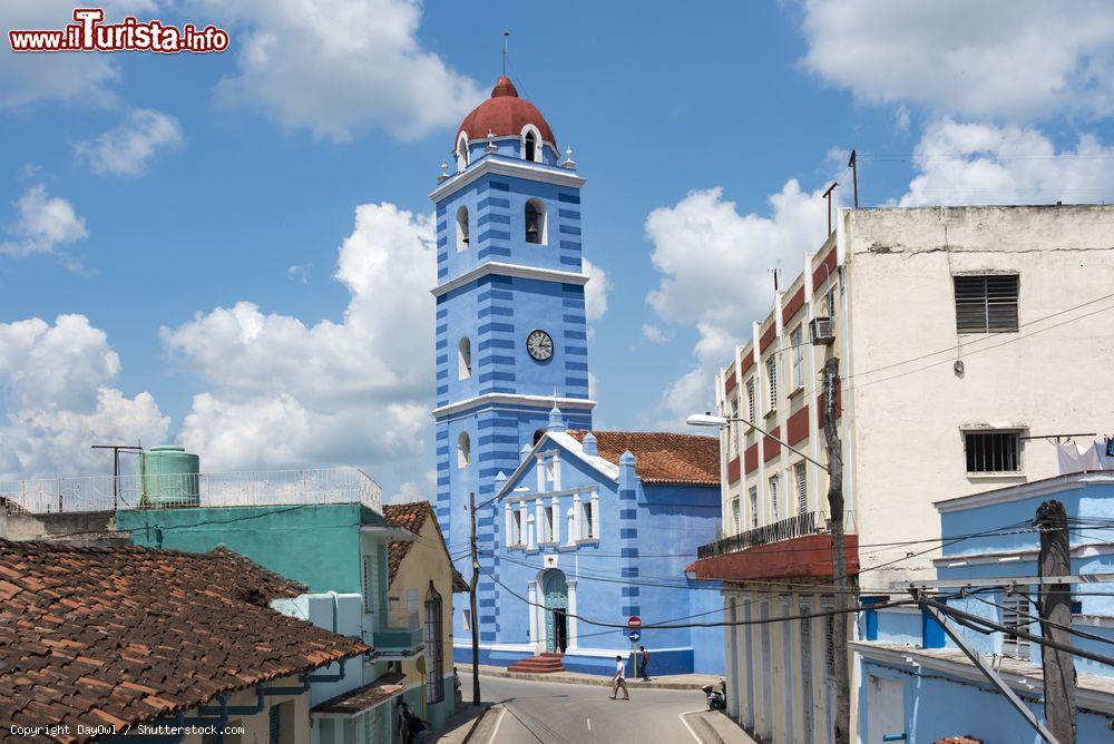 Immagine Panorama della chiesa parrocchiale Mayor del Espiritu Santo a Sancti Spiritus. E' la più antica chiesa cattolica di Cuba. La bella facciata azzurro pastello è abbellita dal campanile con la cupola ocra - © DayOwl / Shutterstock.com