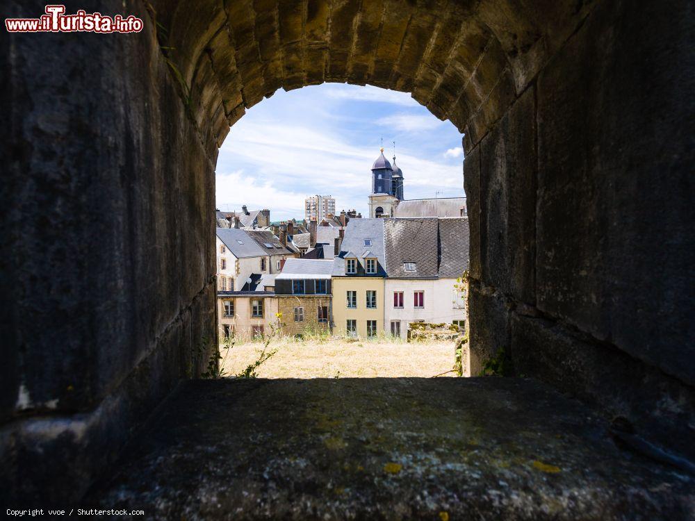 Immagine Panorama della città attraverso una cannoniera del castello di Sedan, Francia. Siamo nel dipartimento delle Ardenne - © vvoe / Shutterstock.com
