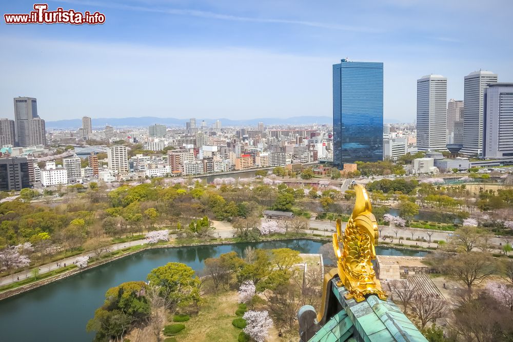 Immagine Panorama della città dal castello di Osaka con lo Shachihoko dorato, Giappone. Si tratta di una mitica creatura con la testa da drago e il corpo da pesce.