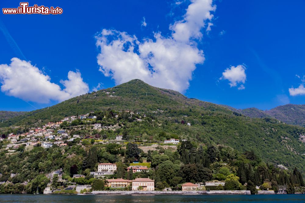 Immagine Panorama della città di Cernobbio, lago di Como, Lombardia. Nota da tempo immemorabile per la bellezza del suo paesaggio, Cernobbio è stata spesso celebrata da artisti, scrittori e poeti.