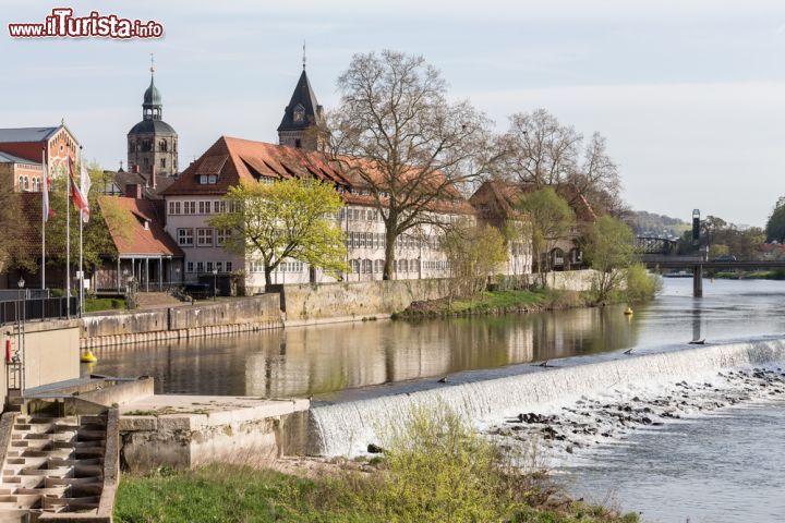 Immagine Panorama della città di Hameln, Germania. Accoccolata fra le dolci colline dell'altopiano del Weser, questa graziosa cittadina tedesca è perfetto punto di partenza per passeggiate, escursioni a piedi e tour in nave e in barca. E' la testimonianza esemplare di una città storica sapientemente restaurata, con belle case a graticcio e in pietra arenaria che risalgono al periodo rinascimentale - © Tobias Arhelger / Shutterstock.com