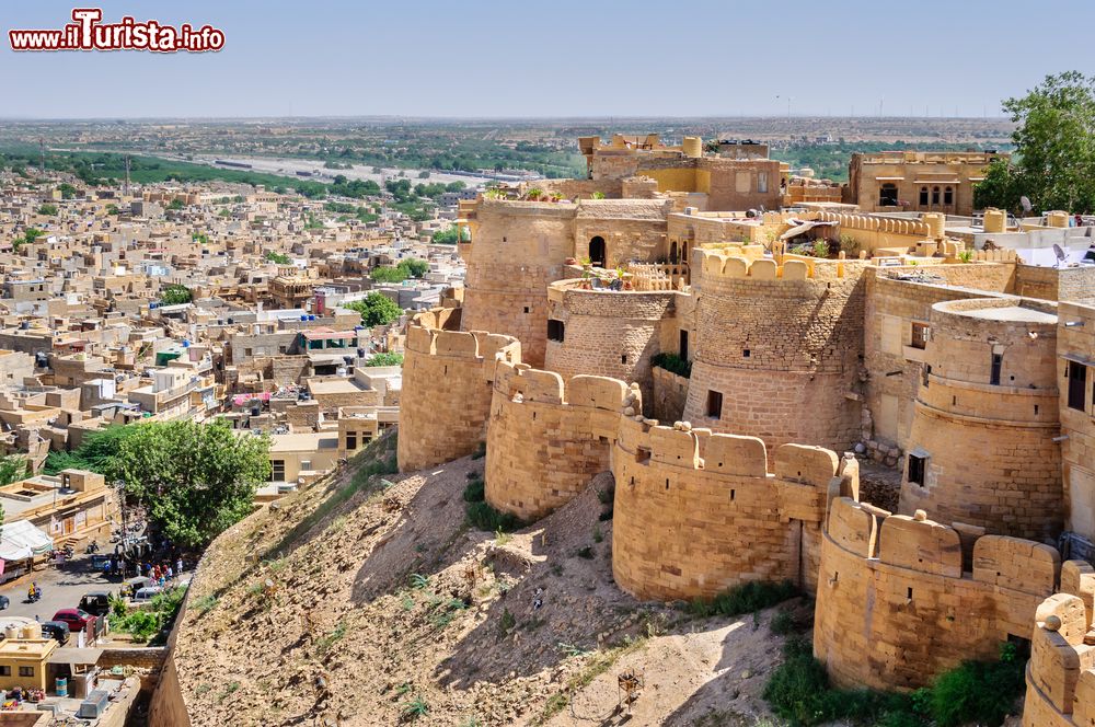 Immagine Panorama della città di Jaisalmer dall'antica fortezza, Rajasthan, India. Sito Patrimonio dell'Umanità, il forte venne costruito nel 1156 dal regnante Rajput Rawal Jaisal da cui deriva il nome.