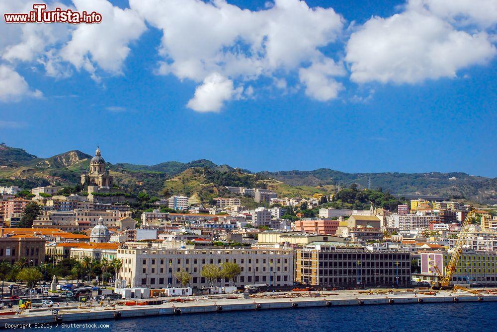 Immagine Panorama della città di Messina, Sicilia. Chiamata anticamente con il nome di Zancle, questa bella città è una delle province siciliane più ricche di storia - © Elzloy / Shutterstock.com