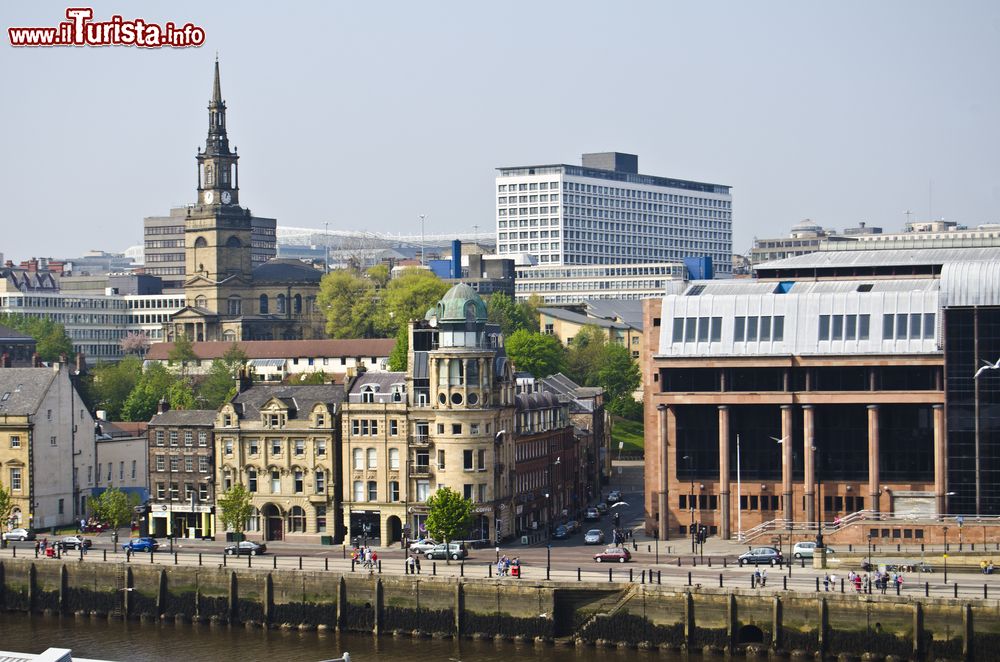 Immagine Panorama della città di Newcastle upon Tyne affacciata sul fiume, Inghilterra.