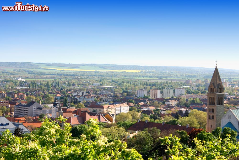 Immagine Panorama della città di Pécs, Ungheria. La città ha avuto ruoli importanti nel corso della storia dell'Ungheria e conserva ancora oggi molte testimonianze delle dominazioni passate.