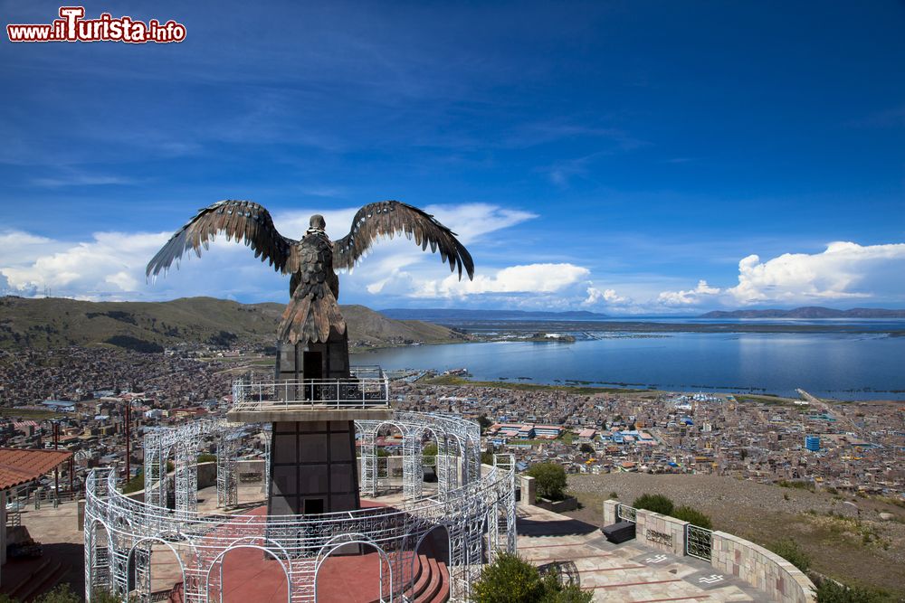 Immagine Panorama della città di Puno (Perù) con la statua dedicata al condor. Questa specie di avvoltoio è uno dei più grandi uccelli al mondo in grado di volare: vanta un'apertura alare di oltre 3 metri e un peso che supera i dieci kg.