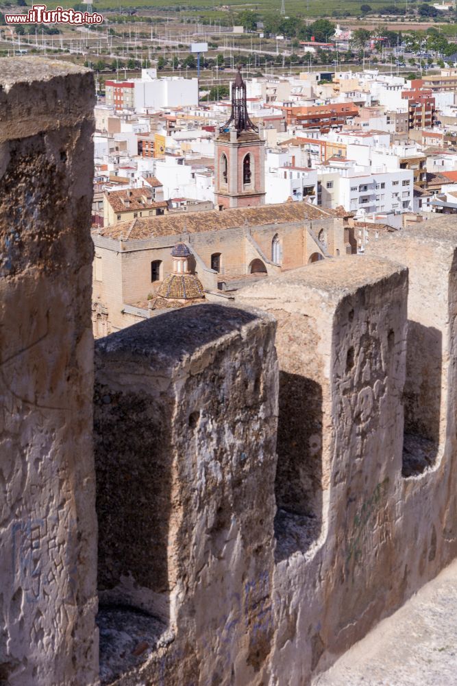 Immagine Panorama della città di Sagunto e della chiesa di Santa Maria dalle mura del castello, Valencia, Spagna.