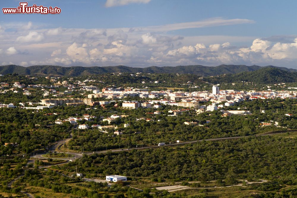 Immagine Panorama della città di Sao Bras de Alportel, Portogallo. Una suggestiva immagine di questa località dell'Algarve immersa nella natura rigogliosa.