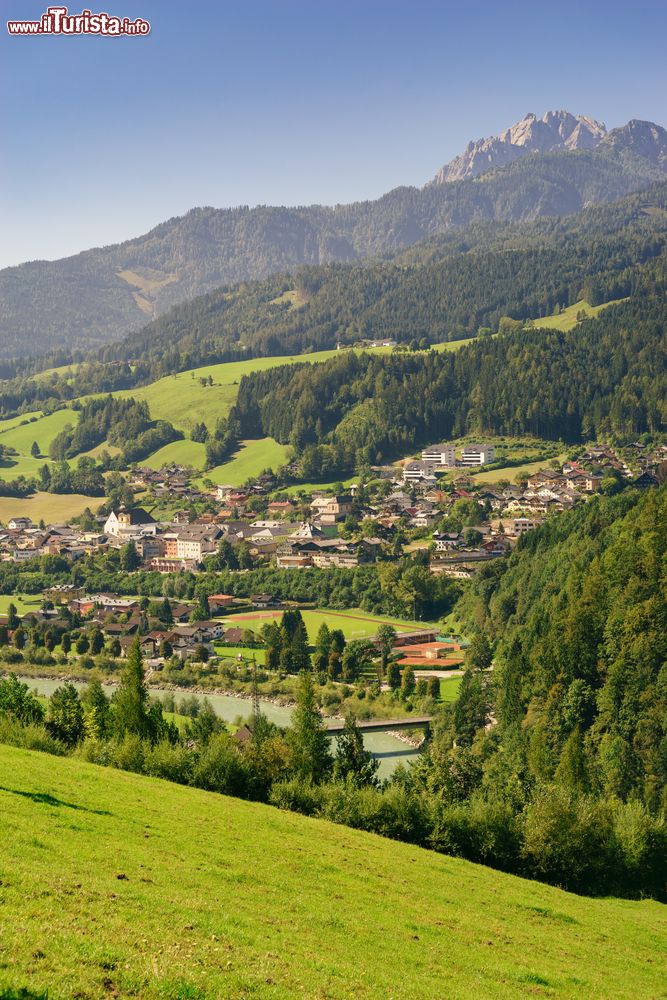 Immagine Panorama della città di Werfen nella valle del fiume Salzach, Austria. Sullo sfondo le Alpi Berchtesgaden la cui vetta più elevata, l'Hochkonig, raggiunge i 2941 metri sul livello del mare.