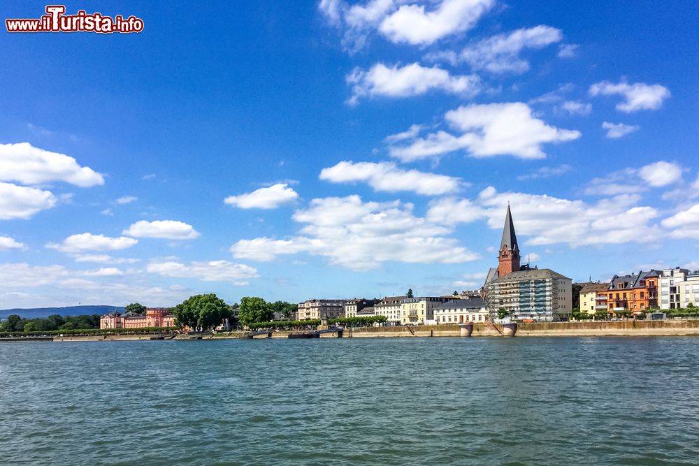 Immagine Panorama della città di Wiesbaden, Germania, affacciata sul fiume Reno. Sullo sfondo, a sinistra, il castello di Biebrich. 