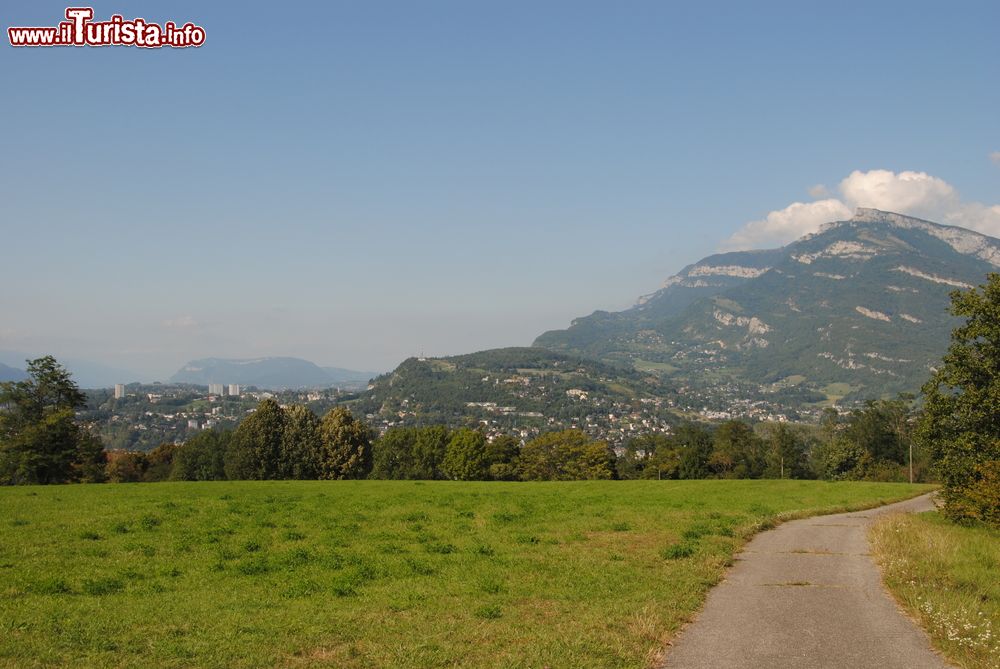 Immagine Panorama della città e della montagne di Chambery, Savoia, Francia. Siamo nella regione Alvernia-Rodano-Alpi dove questa città è base ideale per scoprire laghi alpini e montagne sia in estate che d'inverno.