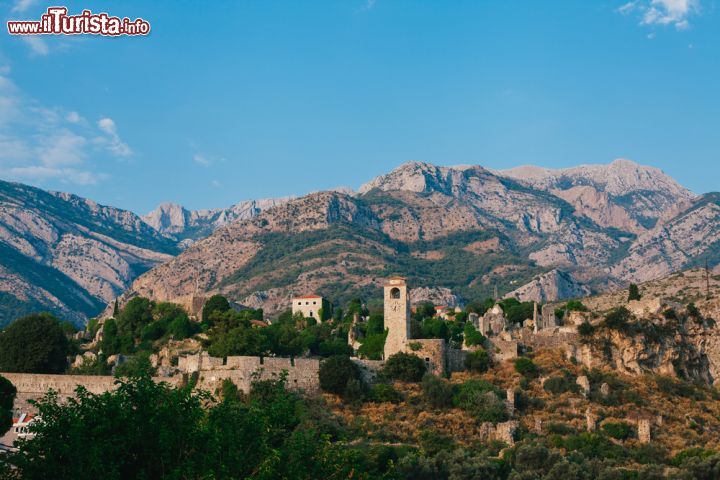 Immagine Panorama della città vecchia di Bar con la fortezza, Montenegro, in una giornata autunnale - © Angyalosi Beata / Shutterstock.com