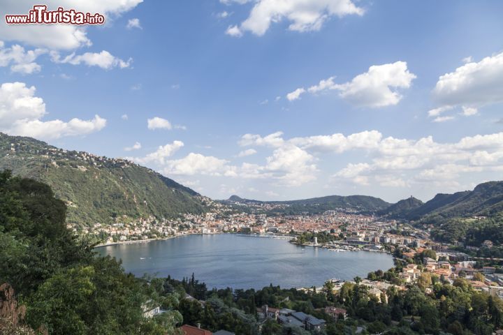 Immagine Panorama della città vista dal lago di Como, Lombardia - Uno dei paesaggi incantevoli offerti da questo territorio della Lombardia © Gio.tto / Shutterstock.com