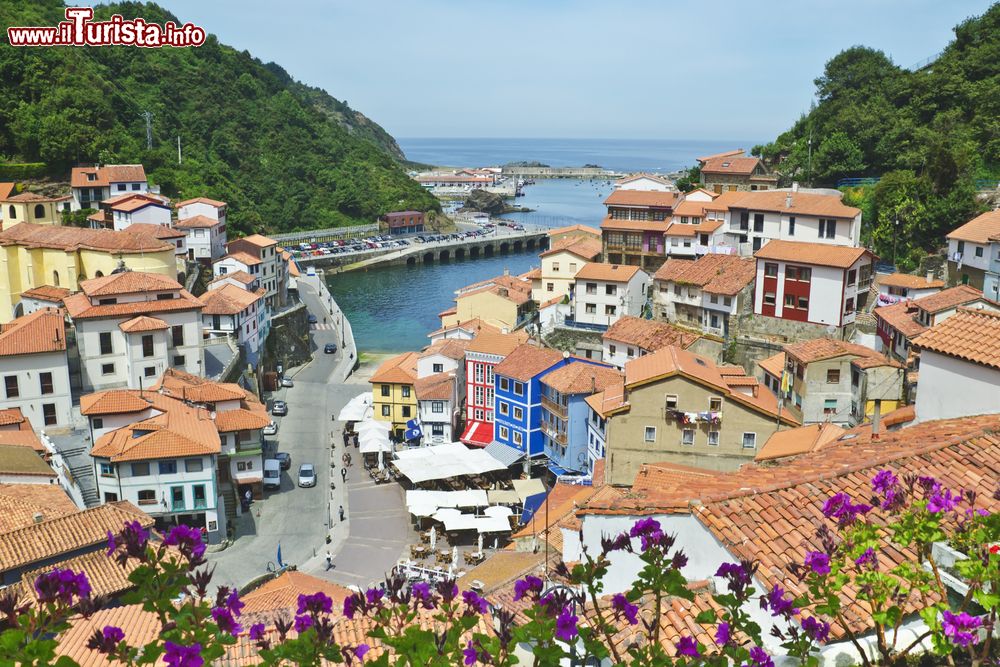 Immagine Panorama della cittadina costiera di Cudillero, Asturie, Spagna. Questo pittoresco borgo marinaro arroccato sul versante di una montagna è caratterizzato da casa dalle facciate colorate.