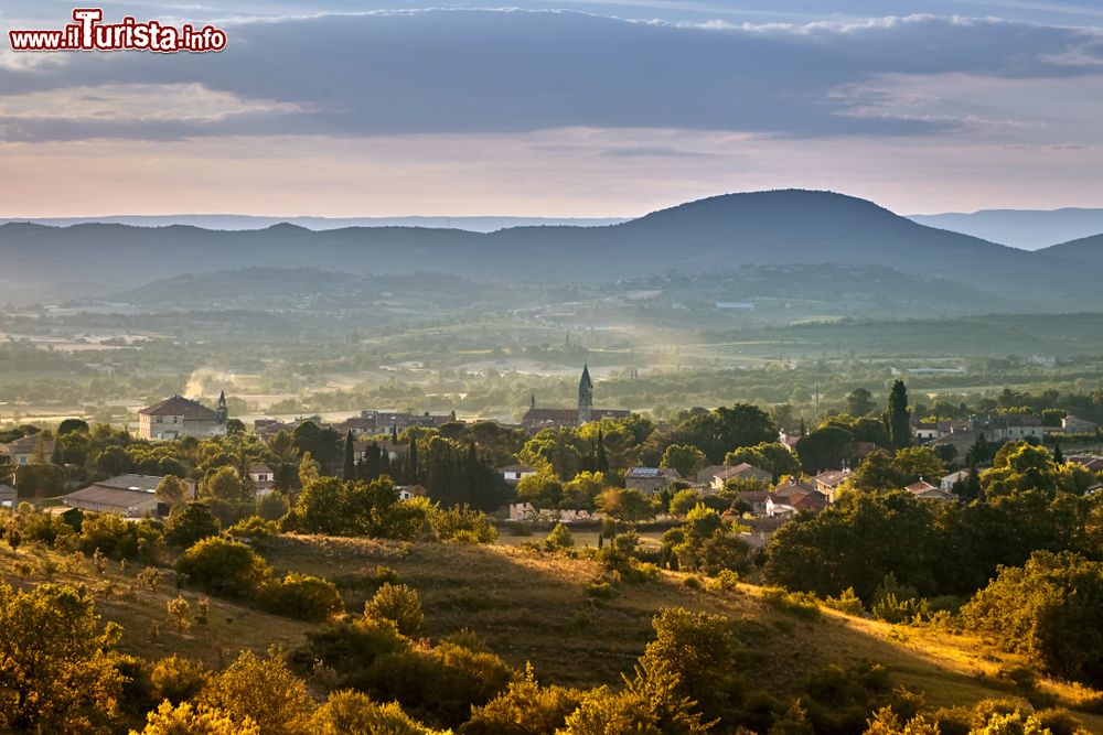 Immagine Panorama della cittadina di Barjac, tra le colline del sud della Francia