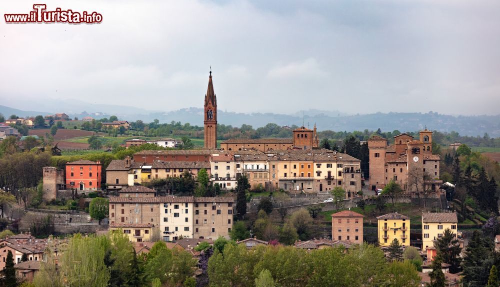 Immagine Panorama della cittadina di Castelvetro di Modena, sulle prime colline dell'Appennino