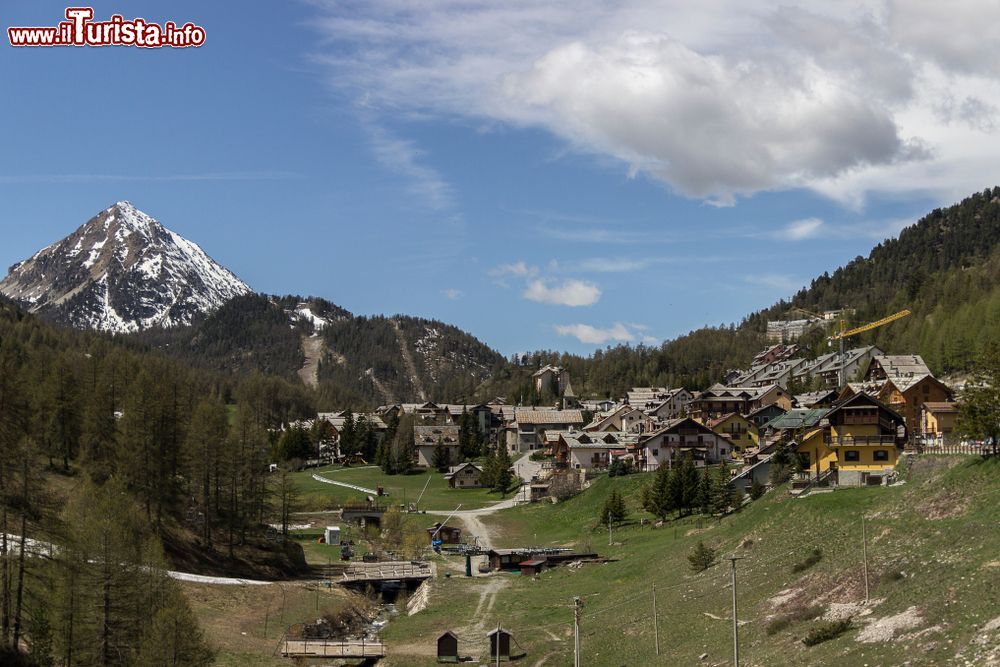 Immagine Panorama della cittadina di Claviere, Val di Susa, Piemonte. L'abitato sorge al margine orientale del vasto pianoro del Colle del Monginevro, sulla linea del confine italo-francese. Il centro è dominato a nord dal massiccio dello Chaberton.