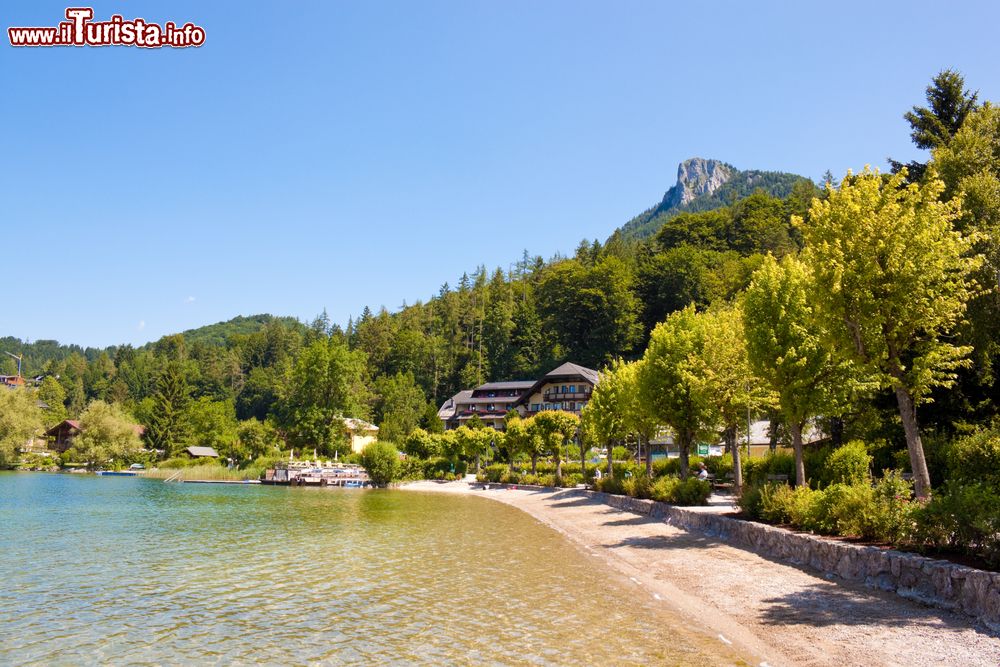 Immagine Panorama della cittadina di Fuschl am See e dell'omonimo lago, Austria. Il lago è celebre per le sue acque cristalline e per le spiagge naturali.