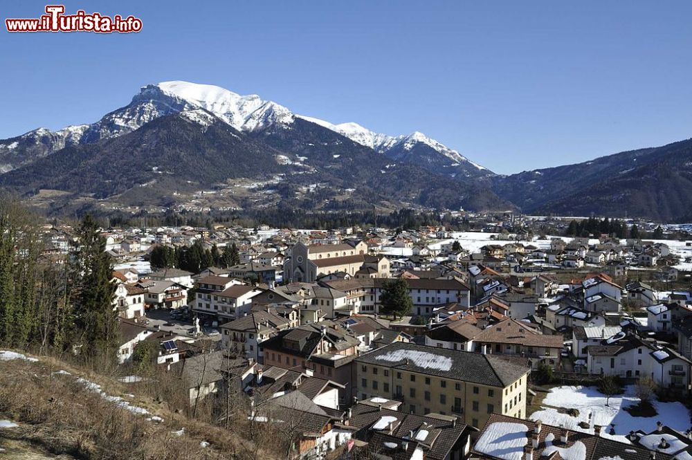 Immagine Panorama della cittadina di Lamon, provincia di Belluno (Veneto) - © Loris Fostari - Kromatika -, CC BY-SA 3.0, Wikipedia