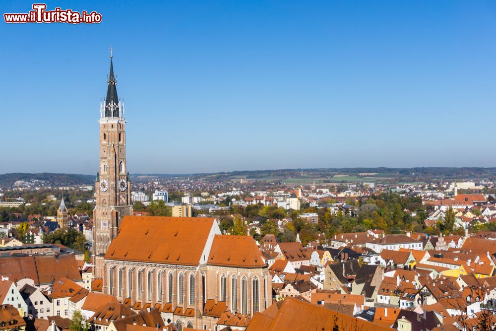 Immagine Panorama della cittadina di Landshut con la torre campanaria che s'innalza sopra i tetti delle abitazioni (Germania).