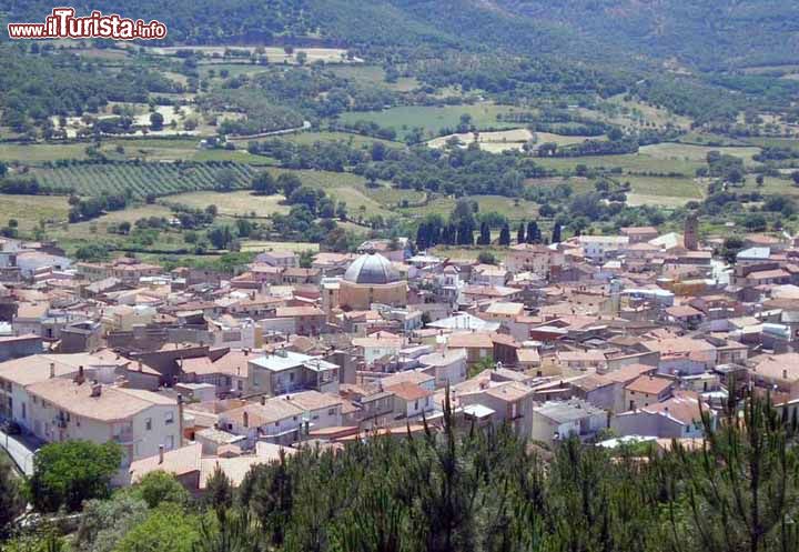 Immagine Panorama della cittadina di Mamoiada nel centro della Sardegna. Questa località è famosa per Carnevale Mamoiadino, con le spattacolari maschere dei Mamuthones e gli Issohadores