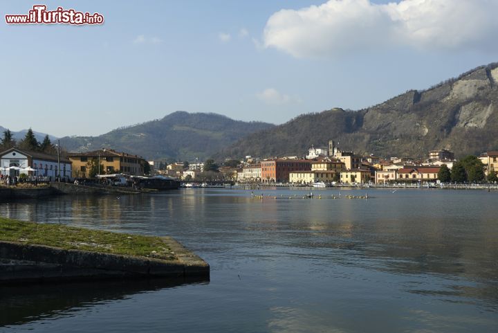 Immagine Il panorama della cittadina di Sarnico sul Lago d'Iseo in Lombardia - ©  m.bonotto / Shutterstock.com