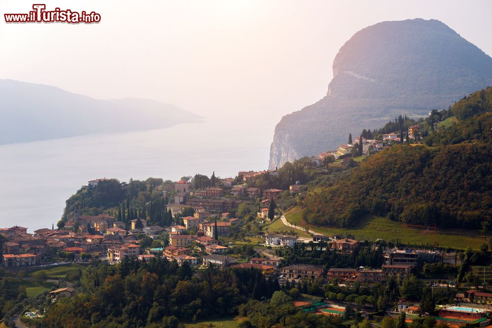 Immagine Panorama della cittadina di Tremosine in lombardia con vista sul Lago di Garda