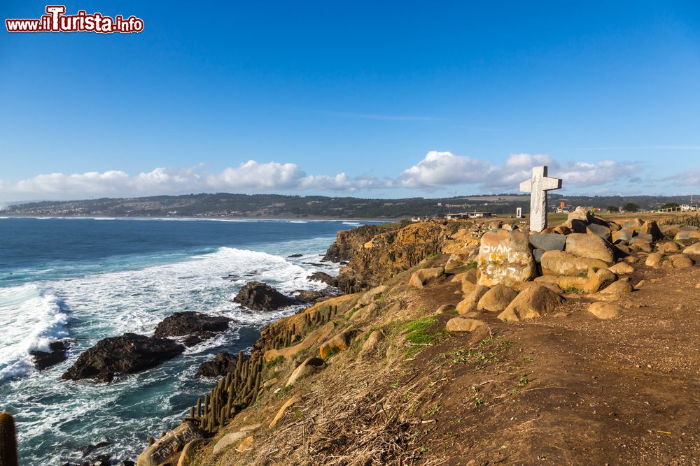 Immagine Panorama della costa di Pichilemu con la Croce dei Surfisti, Cile.