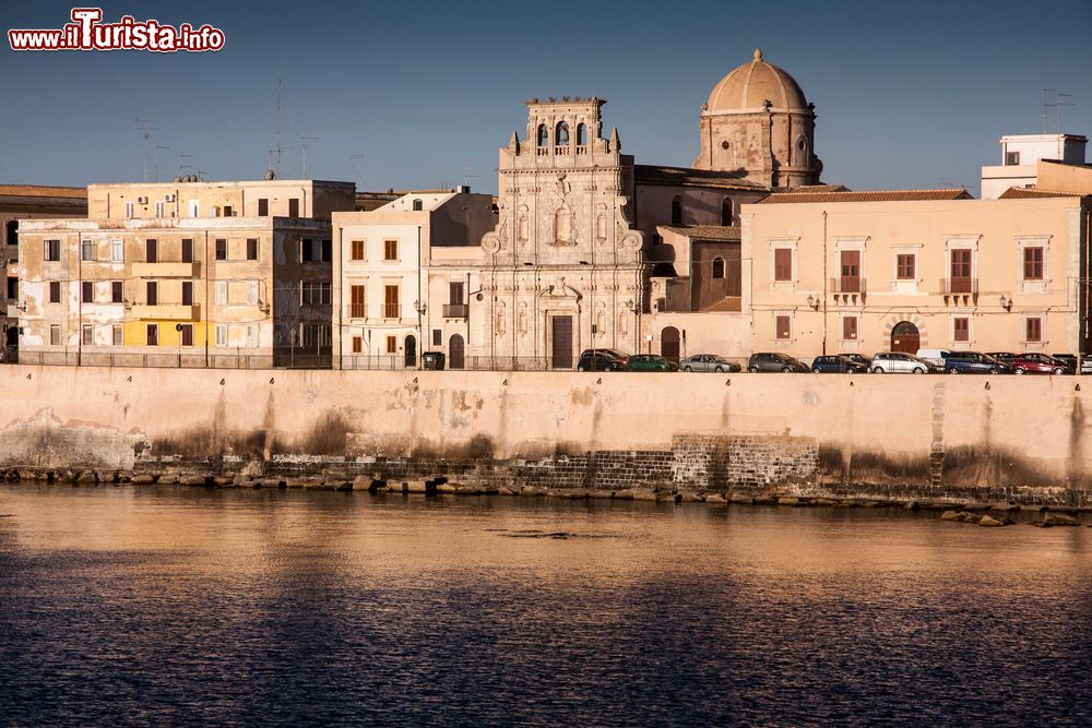 Immagine Panorama della costa di Siracusa con edifici e monumenti storici, Sicilia, al calar del sole.