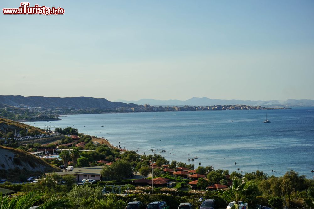 Immagine Panorama della costa e del mare di Crotone, Calabria. La città, situata sul versante est della regione, si affaccia sul mar Ionio presso la foce del fiume Esaro.