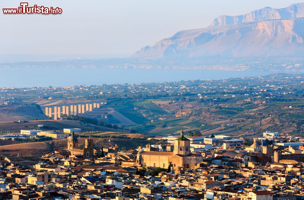 Immagine Panorama della costa nord occidentale della Sicilia e il borgo di Alcamo in provincia di Trapani