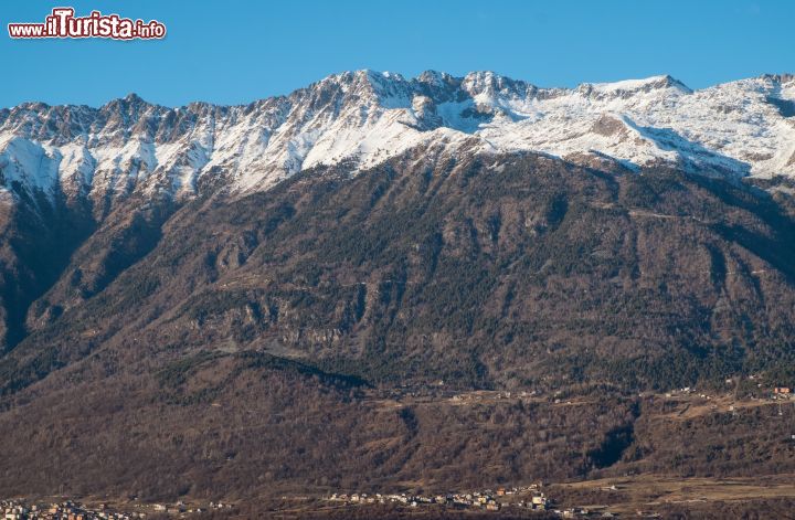 Immagine Panorama della Costiera dei Cech vista dalle montagne di Morbegno - © rugco / Shutterstock.com