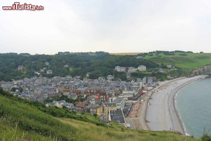 Immagine Panorama della famosa città di Etretat con le scogliere a picco sull'oceano Atlantico, Francia - © POZZO DI BORGO Thomas / Shutterstock.com