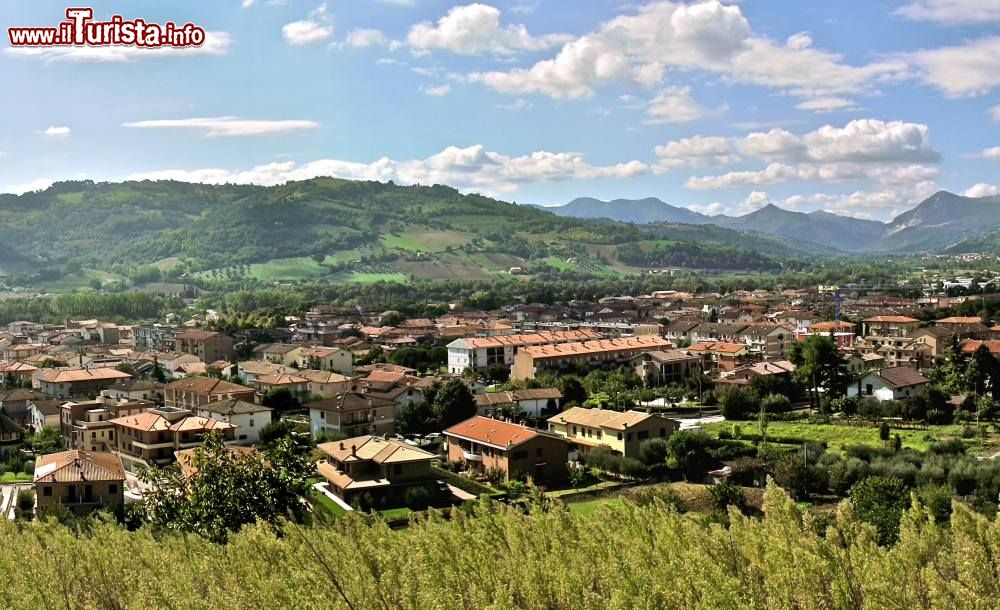 Immagine Panorama della cittadina di Moie nelle Marche - © Borgiani Edoardo, Wikipedia