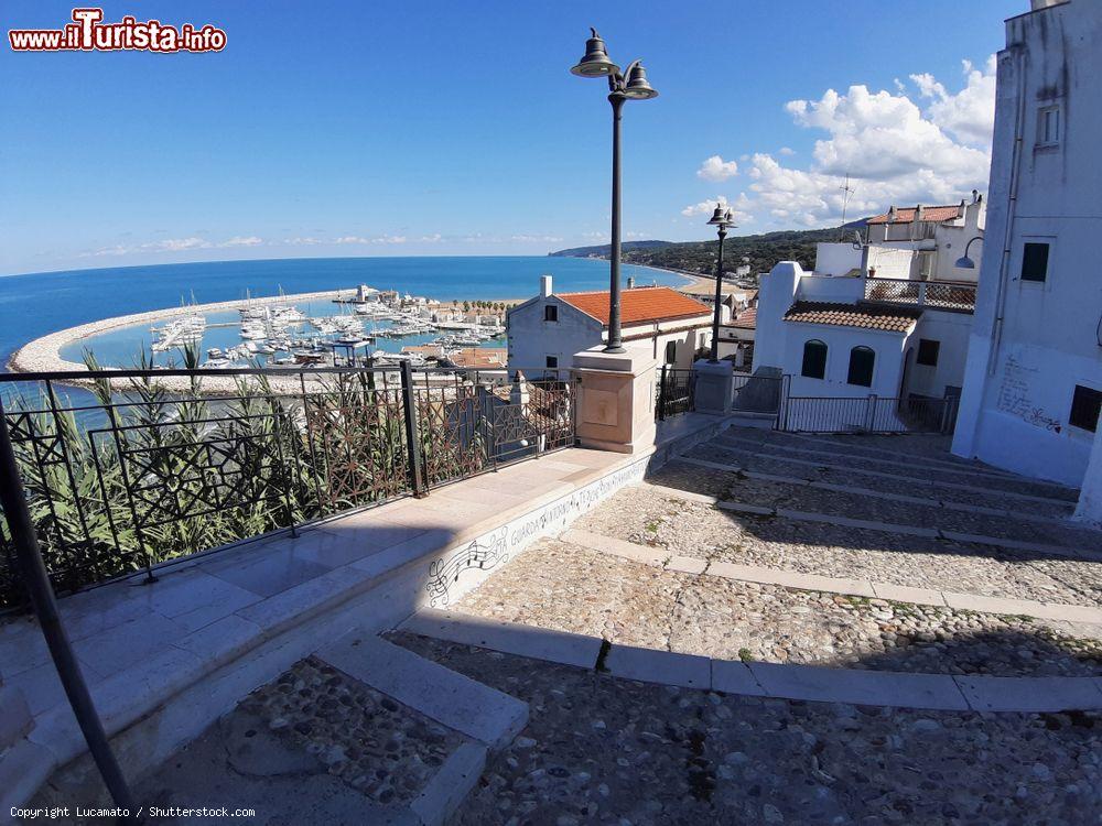 Immagine Panorama della Marina di Rodi Garganico fotografata dal centro storico del borgo antico - © Lucamato / Shutterstock.com