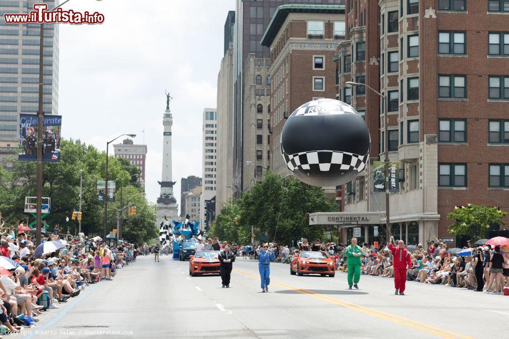 Immagine Panorama della North Meridian Street attraverso il Soldiers and Sailors Monument durante la  Indy 500 Parade, Indiana (USA) - © Roberto Galan / Shutterstock.com