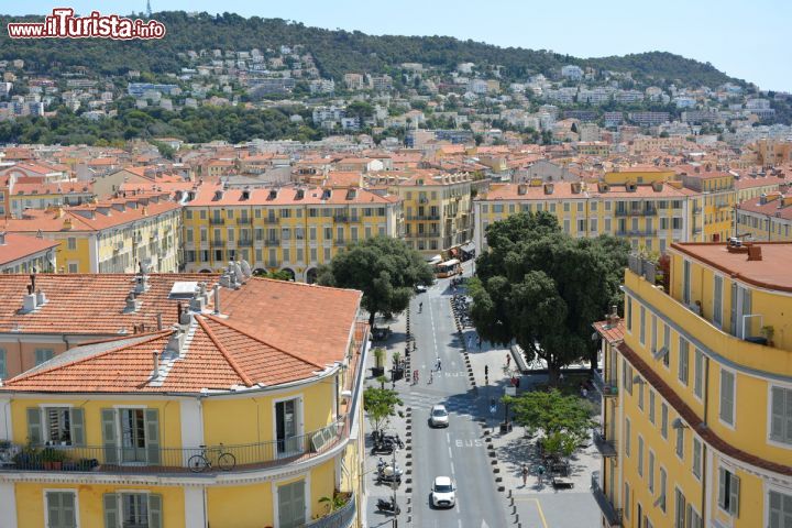 Immagine Panorama della parte antica della città di Nizza, Francia. Una bella veduta dall'alto sui tetti della città della Costa Azzurra.