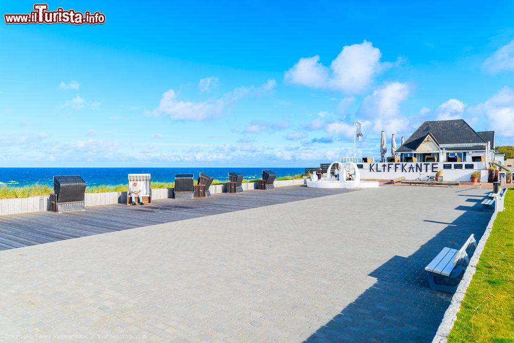 Immagine Panorama della passeggiata costiera nella cittadina di Wenningstedt a Sylt, Germania. Questa località è nota per la scogliera bianca e per la tomba Denghoog risalente al 3000 a.C. - © Pawel Kazmierczak / Shutterstock.com