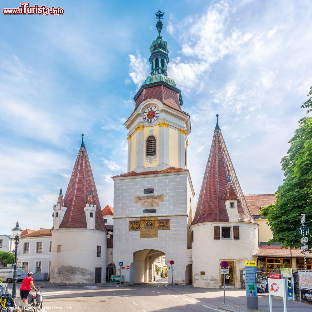 Immagine Panorama della porta della Steiner Tor a Krems an der Donau, Austria. Questa graziosa cittadina è situata alla confluenza dei fiumi Krems e Danubio - © milosk50 / Shutterstock.com