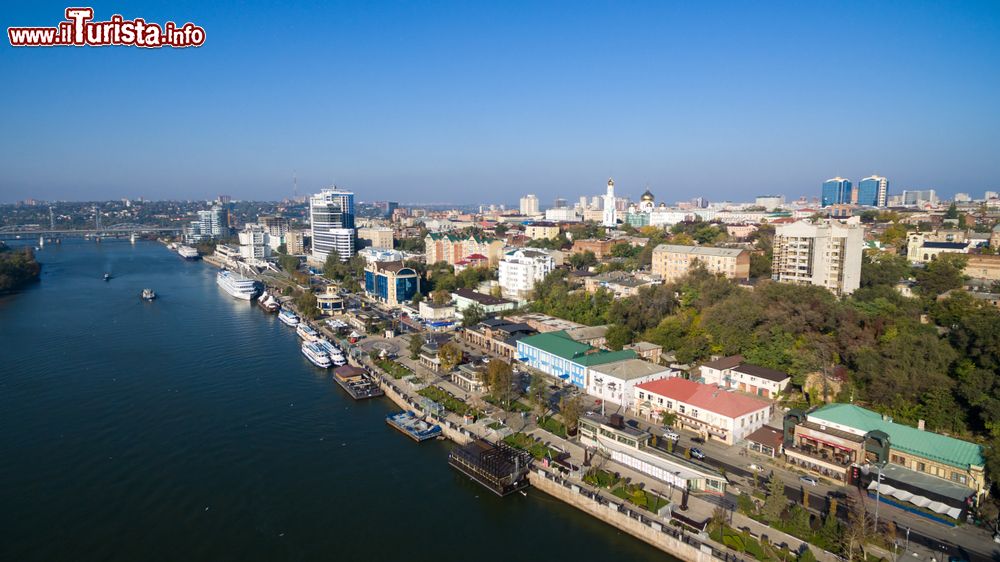 Immagine Panorama della riva del fiume Don al crepuscolo, Rostov-on-Don, Russia.