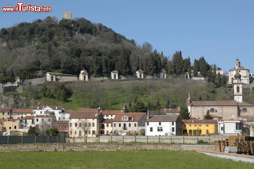 Immagine Panorama della Rocca a Monselice, Veneto, Italia. In cima al colle della città sorgono i resti del Mastio Federiciano voluto dall'imperatore Federico II° di Svevia nella prima metà del XIII° secolo. Organizzata su più livelli la struttura difensiva si presenta a base troncopiramidale.