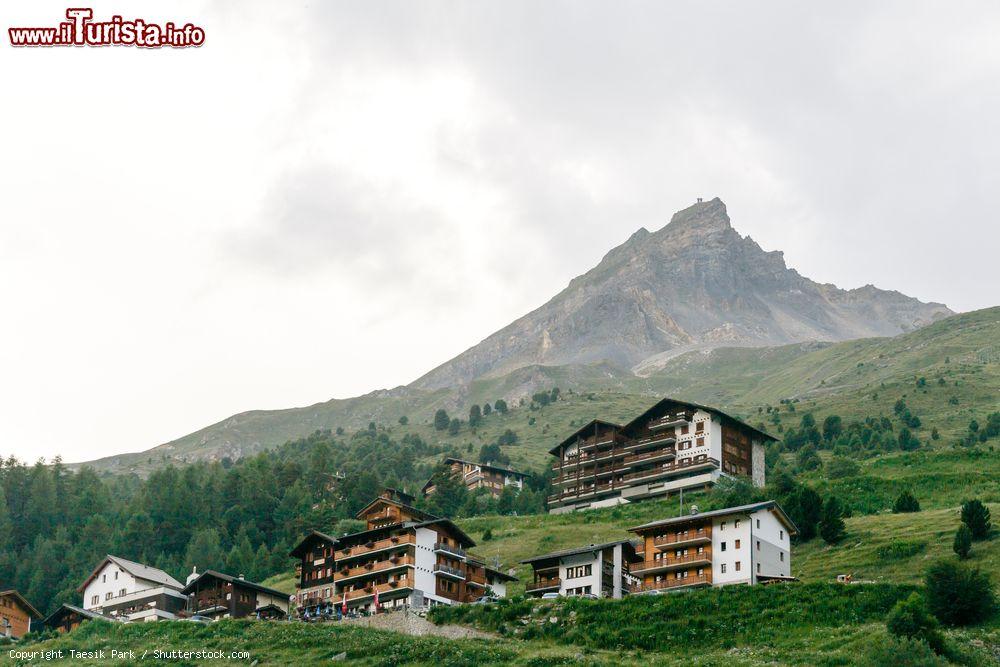 Immagine Panorama della Route de Tsallion in una giornata di foschia, Evolene, Svizzera - © Taesik Park / Shutterstock.com