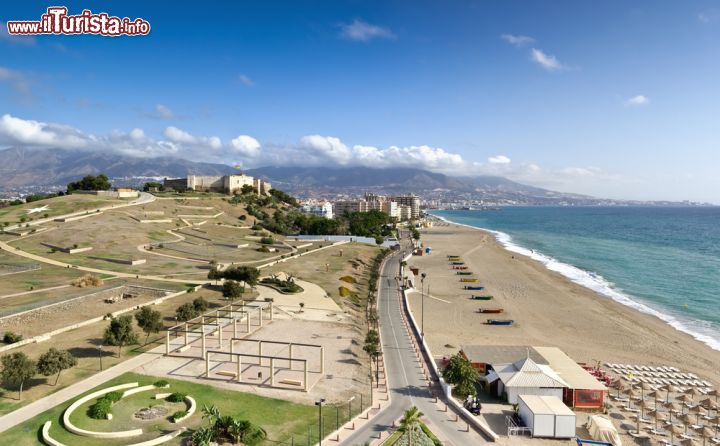 Immagine Panorama della spiaggia di Fuengirola, Spagna. Questa cittadina è situata sulla Costa del Sol e offre chilometri e chilometri di litorale sabbioso. Allontanandosi dal centro cittadino si possono trovare calette isolate in cui rilassarsi e fare il bagno  - © Alexander Cher / Shutterstock.com