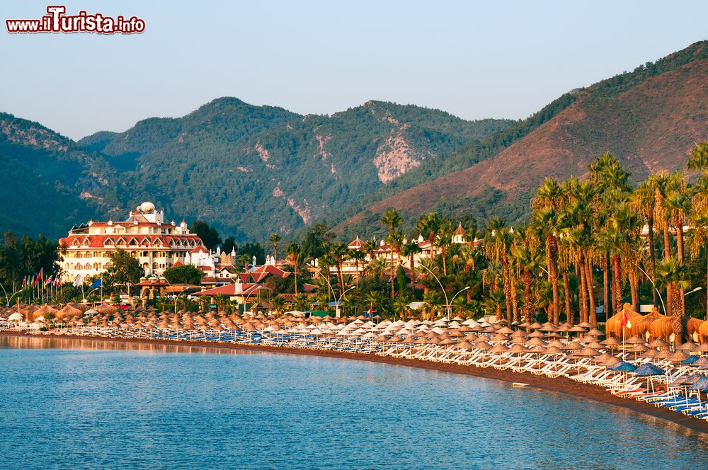 Immagine Panorama della spiaggia di Icmeler vicino a Marmaris, Turchia. Situato a 8 chilometri dal centro storico di Marmaris, questo tratto di litorale è il più frequentato della zona.