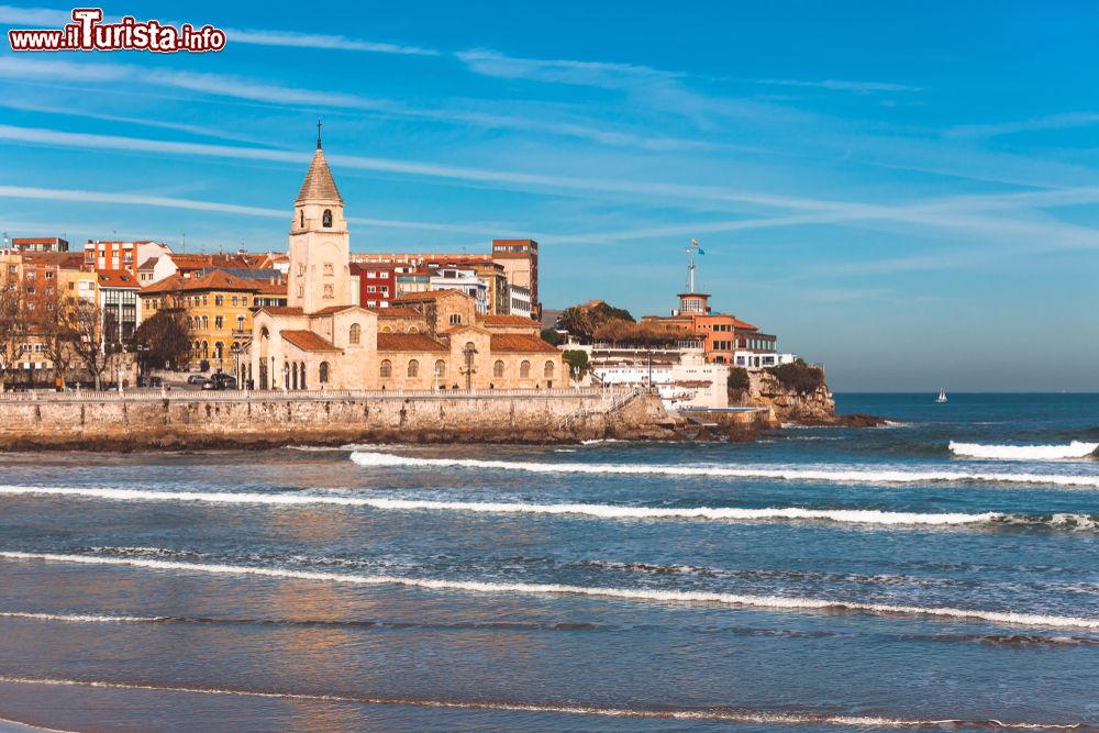 Immagine Panorama della spiaggia di San Lorenzo e della chiesa di San Pedro a Gijon, Asturie, Spagna. Xixon in asturiano, è una località antica e moderna al tempo stesso. Da sempre attira artisti all'interno dei suoi confini.