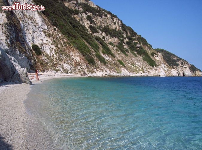 Immagine Panorama della spiaggia di Sansone, isola d'Elba. E' una delle più affascinanti dell'Elba per via delle sue alte scogliere che si tuffano nel mare dai mille colori.