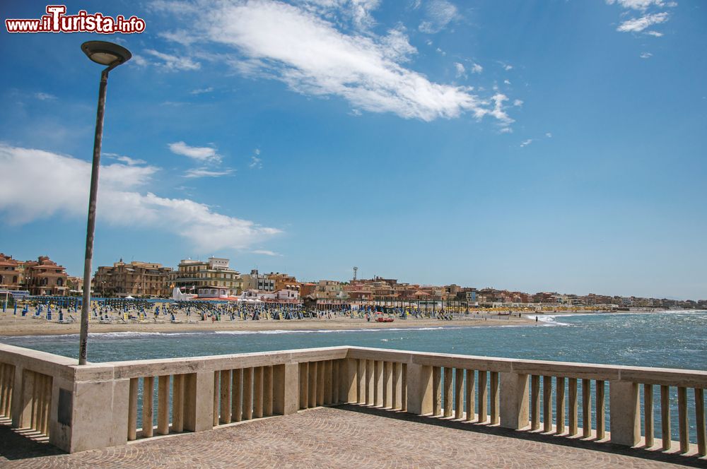 Immagine Panorama della spiaggia e della città di Ostia (Roma) da un belvedere in marmo.