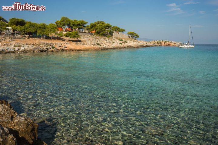 Immagine Panorama della spiaggia nei pressi della città di Scala, isola di Angistri, Grecia. In questa località sorge la maggior parte delle strutture ricettive e degli alberghi - © siete_vidas / Shutterstock.com