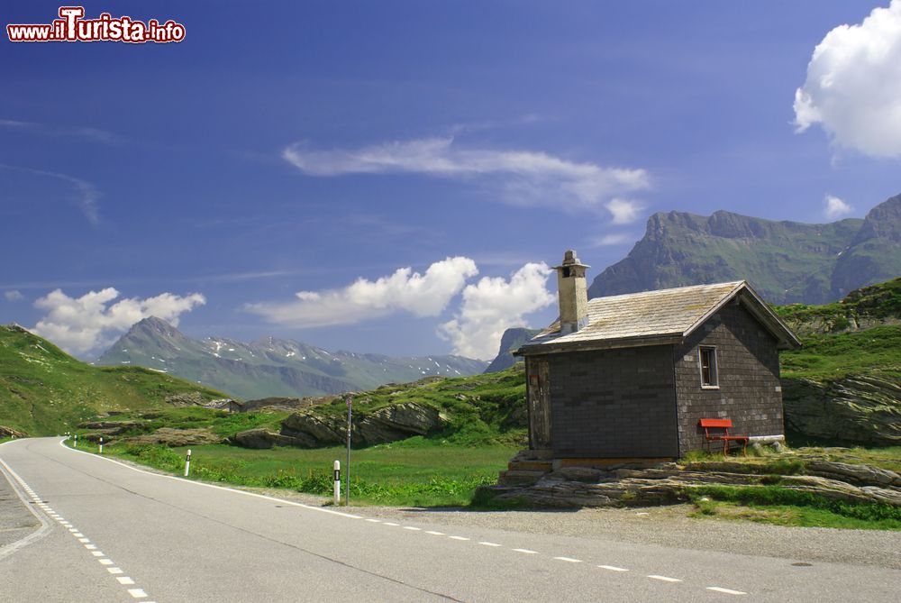 Immagine Panorama della strada che conduce al passo del San Bernardino, Svizzera. Il passo non è transitabile da novembre ad aprile per chiusura invernale.